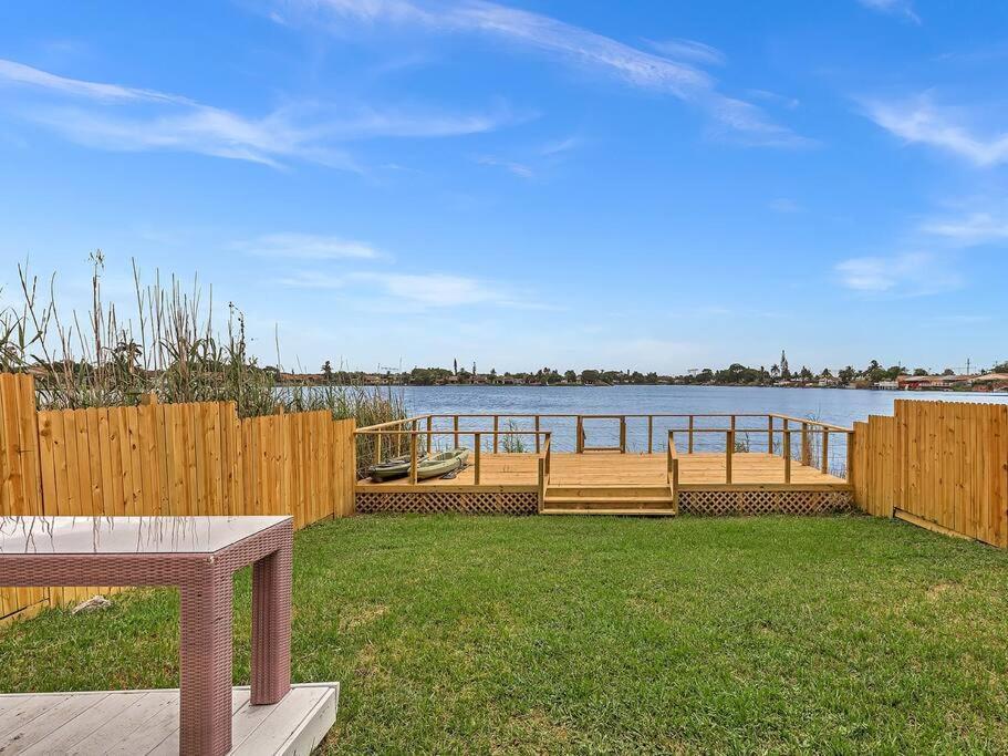 SuperVilla - Lakefront - Sunsets, Kayaks, Grill Fort Lauderdale Bagian luar foto