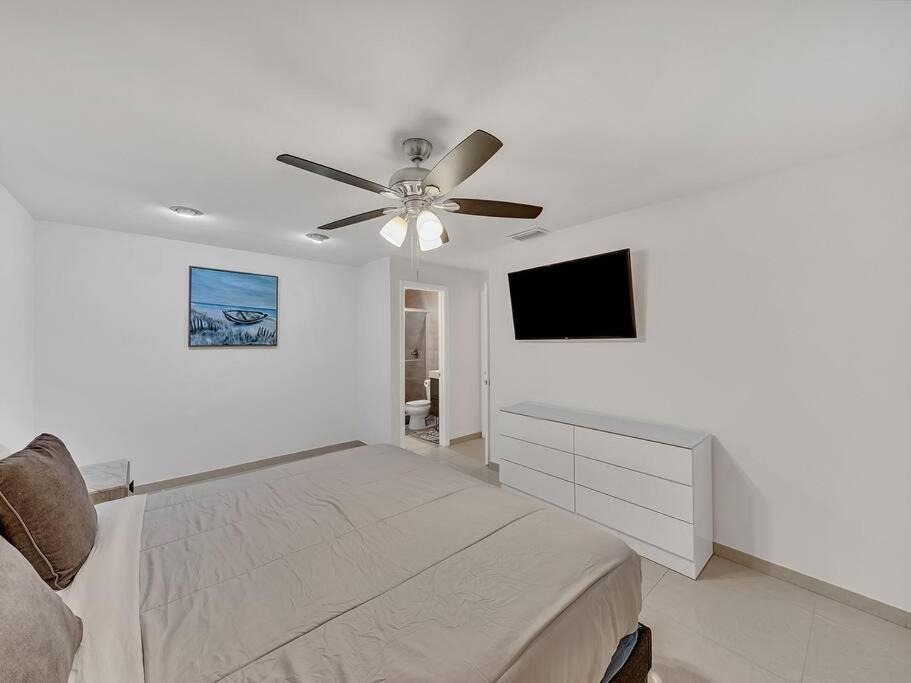 SuperVilla - Lakefront - Sunsets, Kayaks, Grill Fort Lauderdale Bagian luar foto