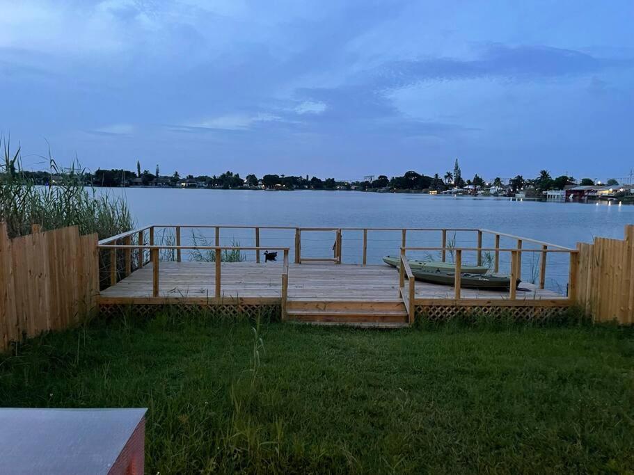SuperVilla - Lakefront - Sunsets, Kayaks, Grill Fort Lauderdale Bagian luar foto