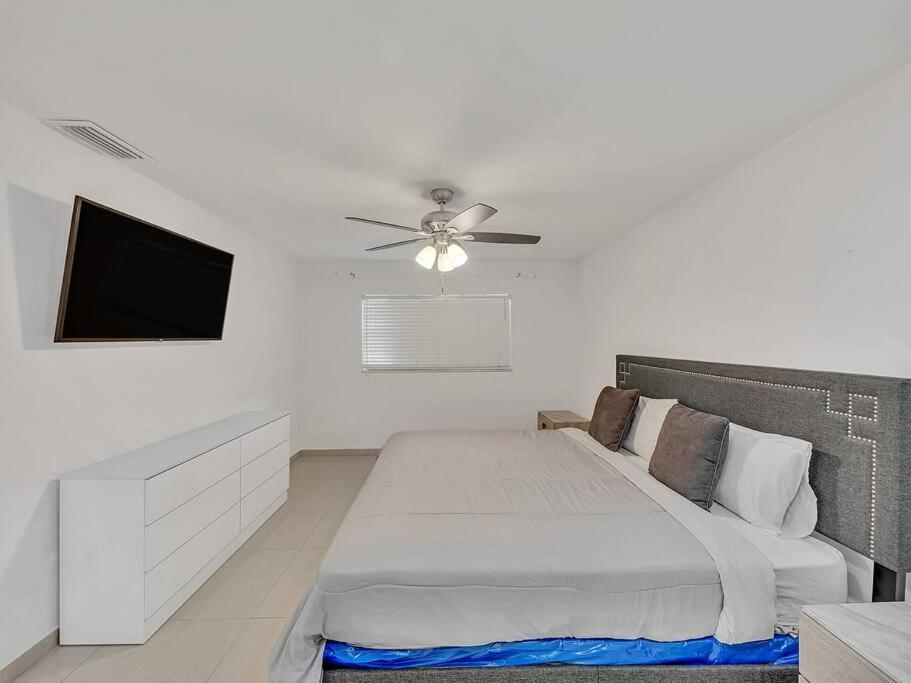 SuperVilla - Lakefront - Sunsets, Kayaks, Grill Fort Lauderdale Bagian luar foto