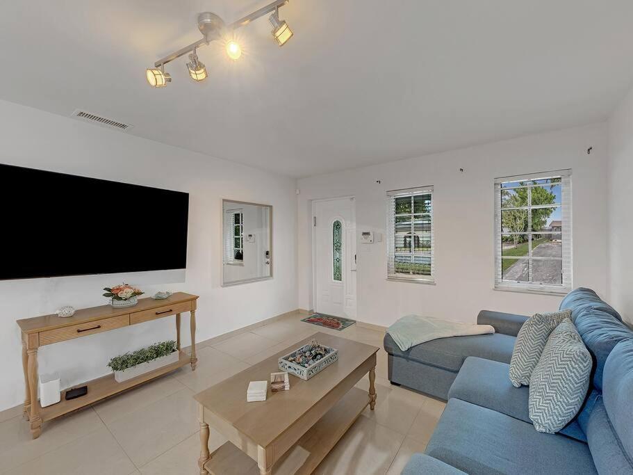 SuperVilla - Lakefront - Sunsets, Kayaks, Grill Fort Lauderdale Bagian luar foto
