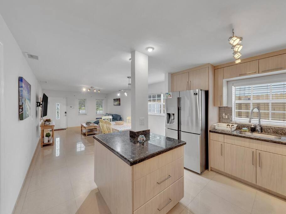 SuperVilla - Lakefront - Sunsets, Kayaks, Grill Fort Lauderdale Bagian luar foto