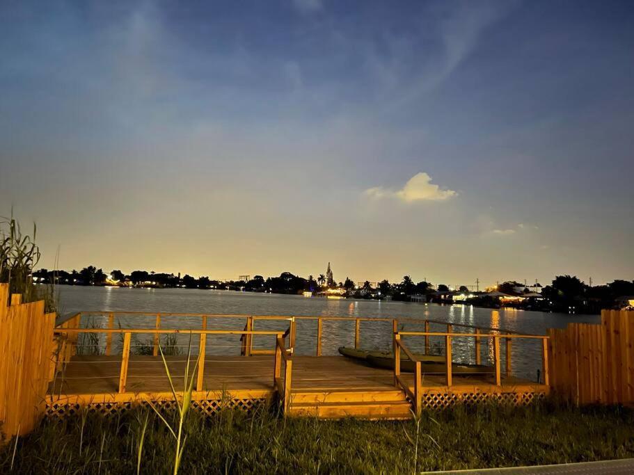 SuperVilla - Lakefront - Sunsets, Kayaks, Grill Fort Lauderdale Bagian luar foto