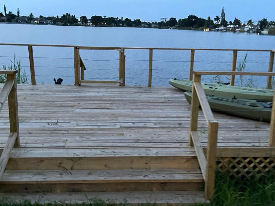 SuperVilla - Lakefront - Sunsets, Kayaks, Grill Fort Lauderdale Bagian luar foto