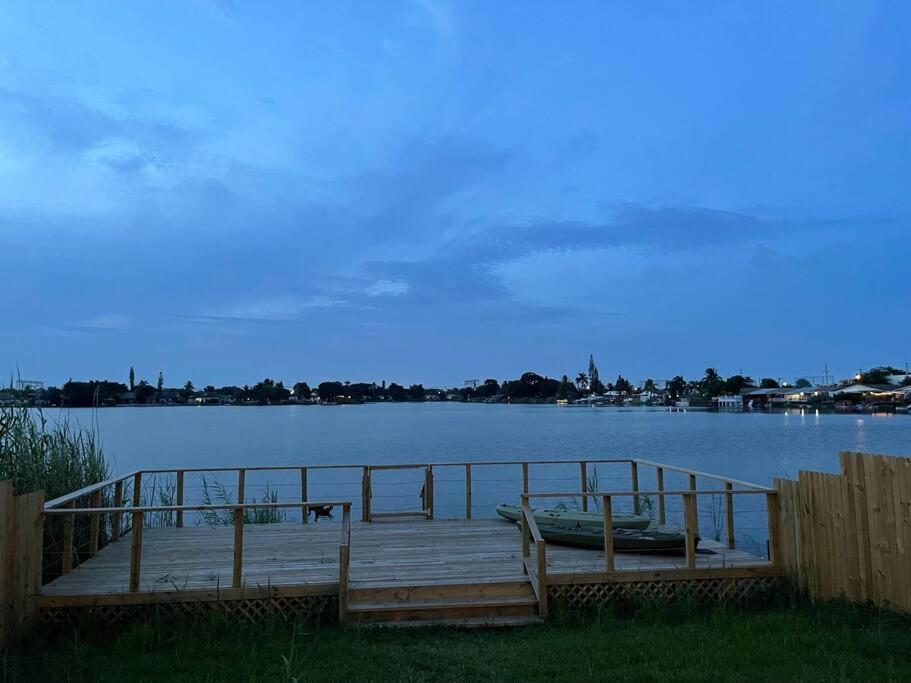 SuperVilla - Lakefront - Sunsets, Kayaks, Grill Fort Lauderdale Bagian luar foto
